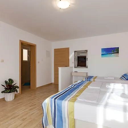 Sanja Suta * Podstrana